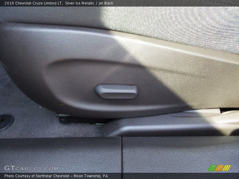 Silver Ice Metallic / Jet Black 2016 Chevrolet Cruze Limited LT