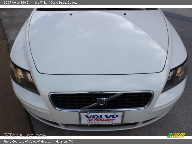 Ice White / Dark Beige/Quartz 2007 Volvo S40 2.4i