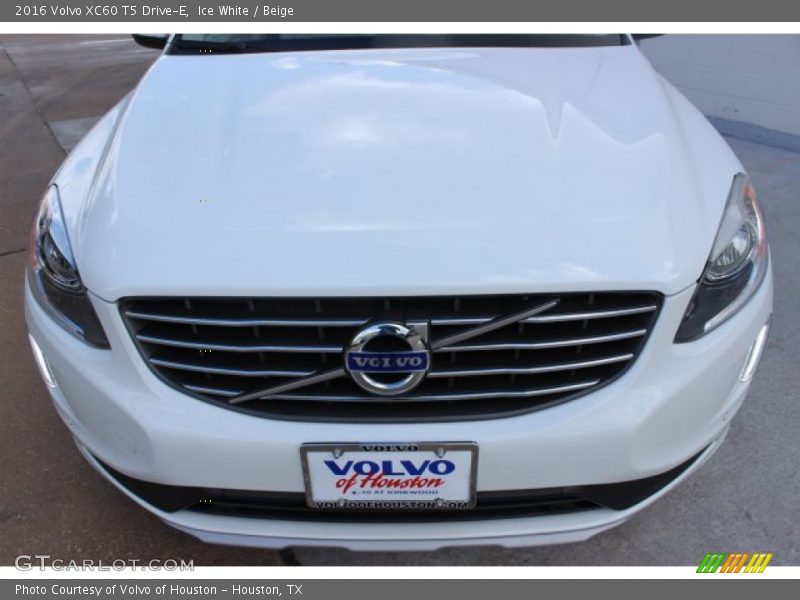 Ice White / Beige 2016 Volvo XC60 T5 Drive-E