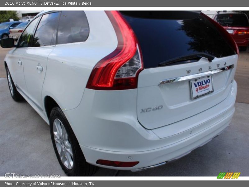 Ice White / Beige 2016 Volvo XC60 T5 Drive-E