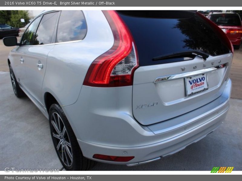Bright Silver Metallic / Off-Black 2016 Volvo XC60 T5 Drive-E