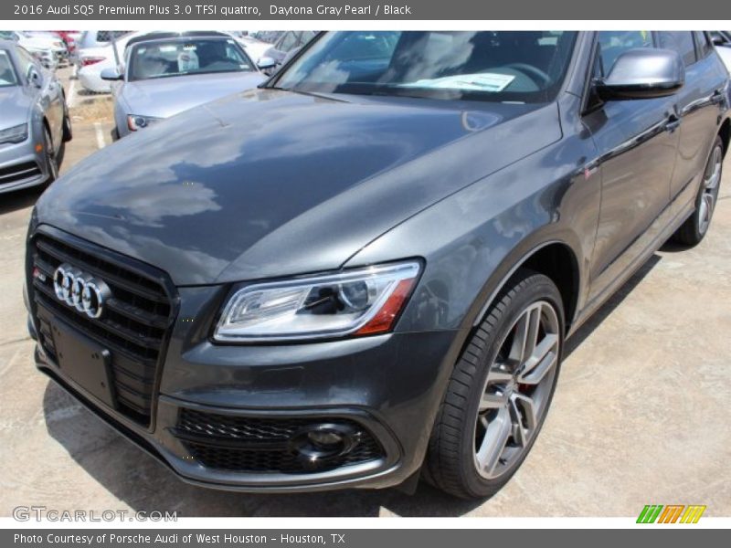 Front 3/4 View of 2016 SQ5 Premium Plus 3.0 TFSI quattro