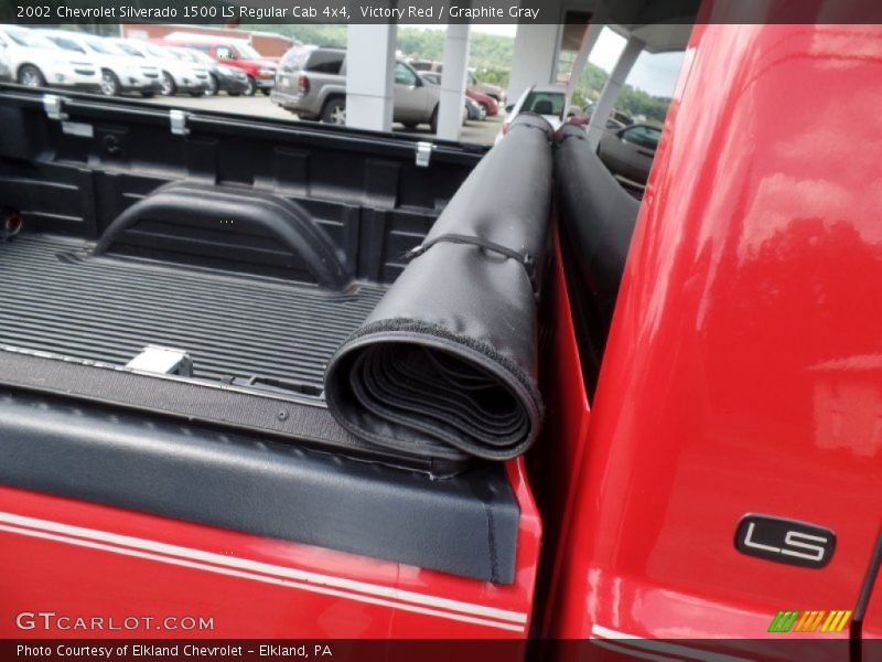 Victory Red / Graphite Gray 2002 Chevrolet Silverado 1500 LS Regular Cab 4x4