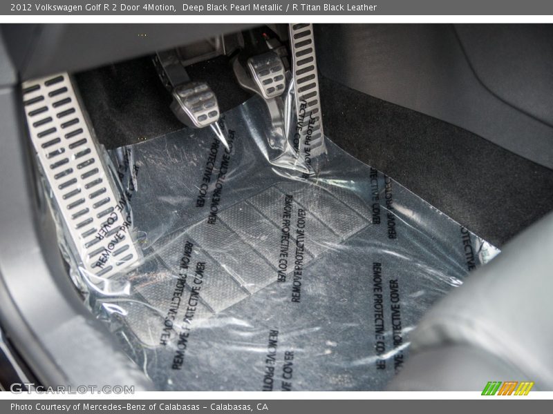Deep Black Pearl Metallic / R Titan Black Leather 2012 Volkswagen Golf R 2 Door 4Motion