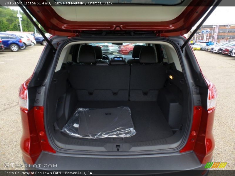 Ruby Red Metallic / Charcoal Black 2016 Ford Escape SE 4WD