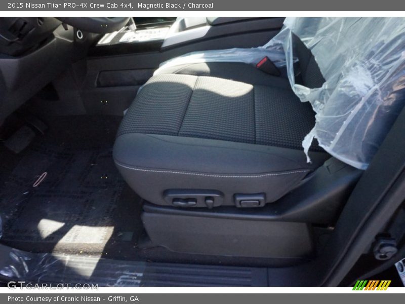 Magnetic Black / Charcoal 2015 Nissan Titan PRO-4X Crew Cab 4x4