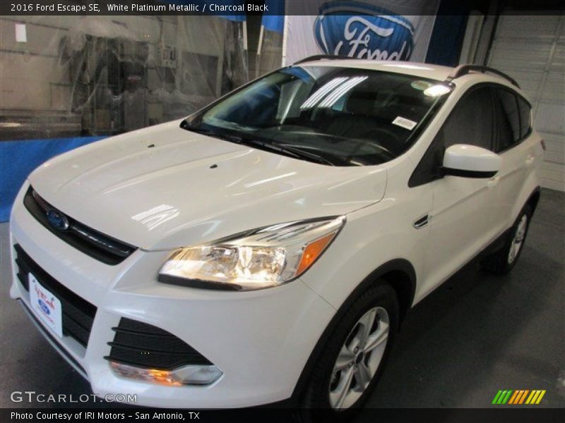 White Platinum Metallic / Charcoal Black 2016 Ford Escape SE