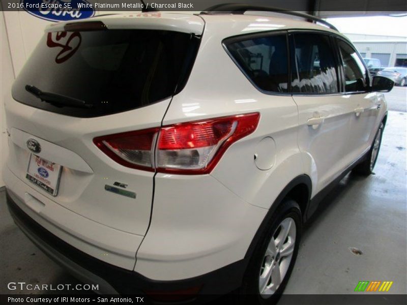 White Platinum Metallic / Charcoal Black 2016 Ford Escape SE