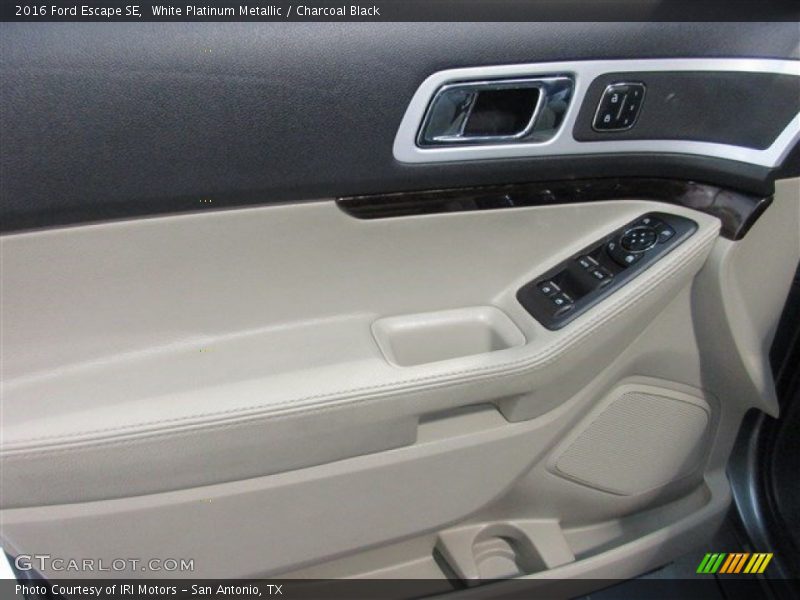 White Platinum Metallic / Charcoal Black 2016 Ford Escape SE