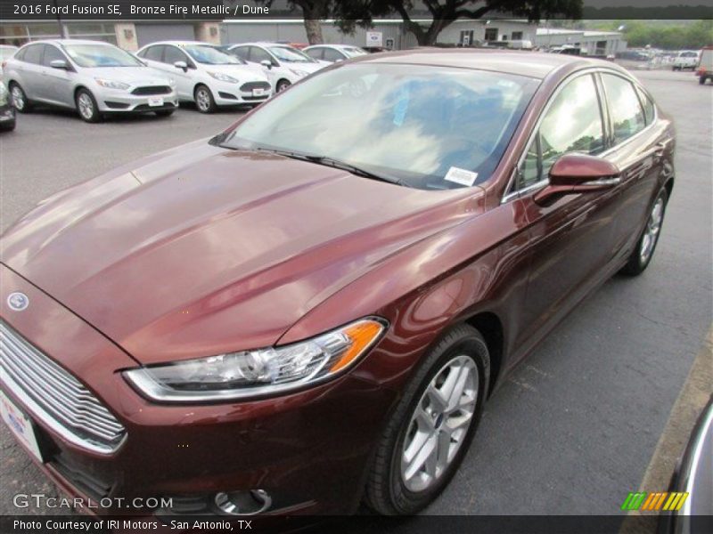 Front 3/4 View of 2016 Fusion SE