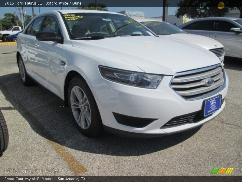 Oxford White / Dune 2015 Ford Taurus SE