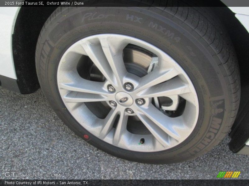 Oxford White / Dune 2015 Ford Taurus SE