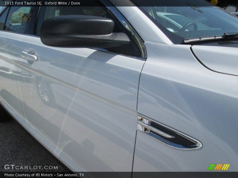 Oxford White / Dune 2015 Ford Taurus SE