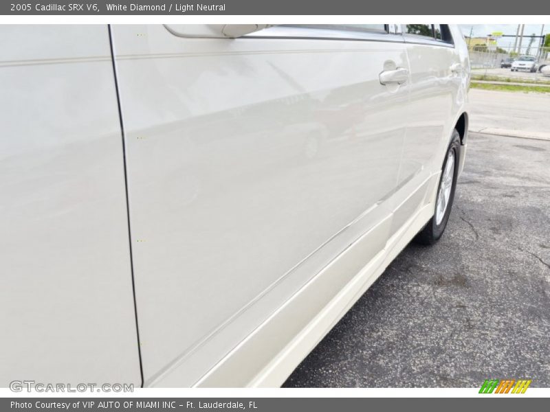 White Diamond / Light Neutral 2005 Cadillac SRX V6