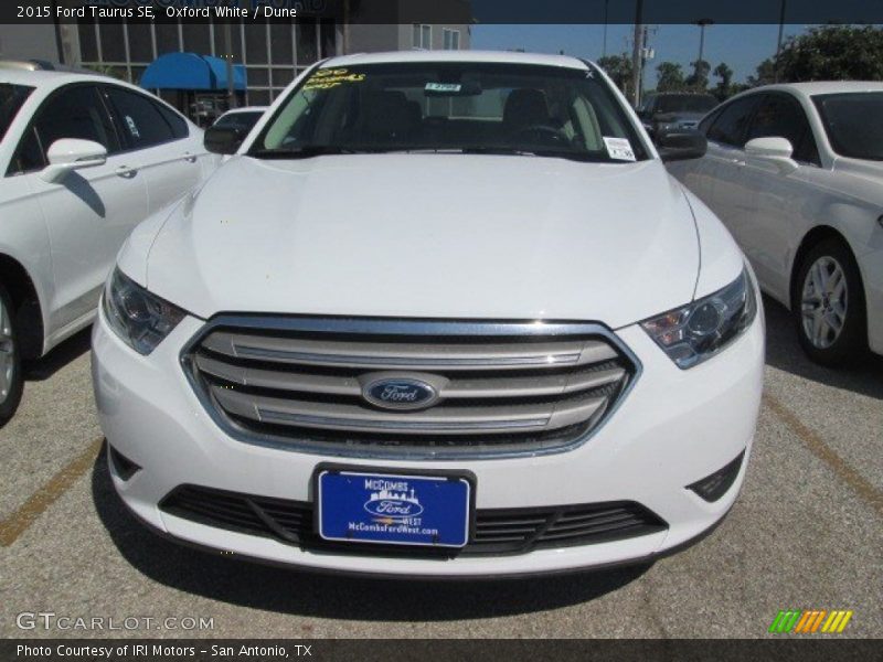 Oxford White / Dune 2015 Ford Taurus SE