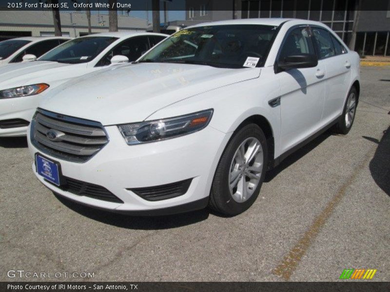 Oxford White / Dune 2015 Ford Taurus SE