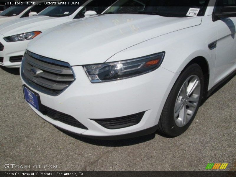 Oxford White / Dune 2015 Ford Taurus SE