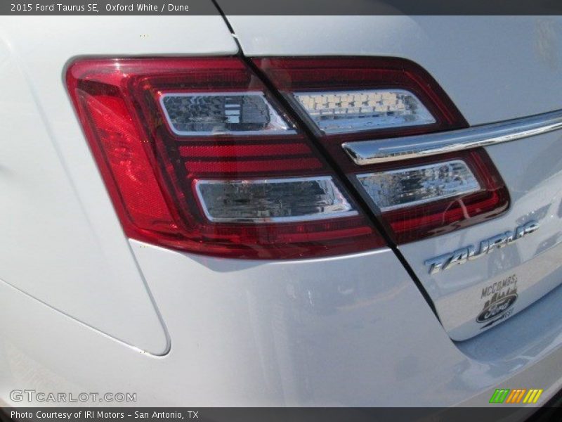 Oxford White / Dune 2015 Ford Taurus SE