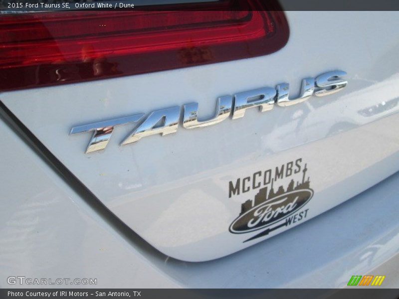 Oxford White / Dune 2015 Ford Taurus SE