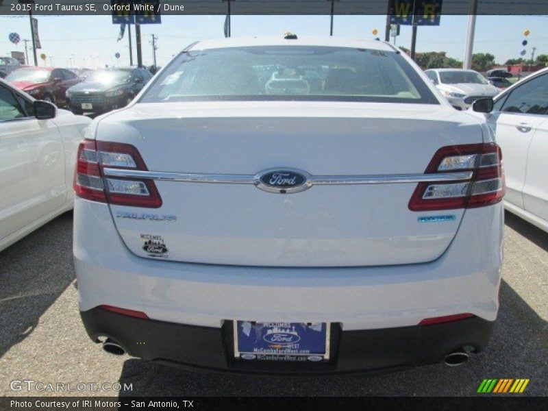 Oxford White / Dune 2015 Ford Taurus SE