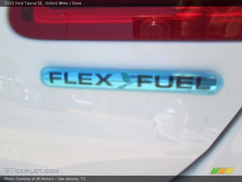 Oxford White / Dune 2015 Ford Taurus SE
