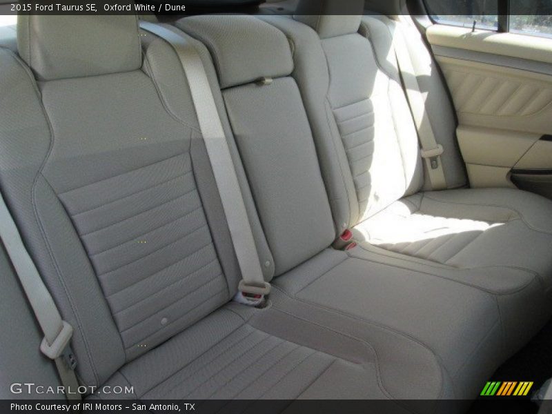 Oxford White / Dune 2015 Ford Taurus SE