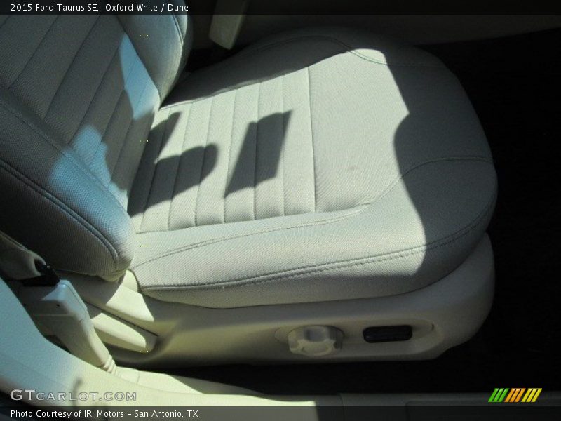 Oxford White / Dune 2015 Ford Taurus SE