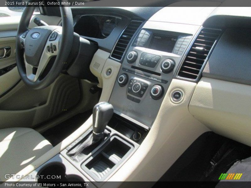 Oxford White / Dune 2015 Ford Taurus SE