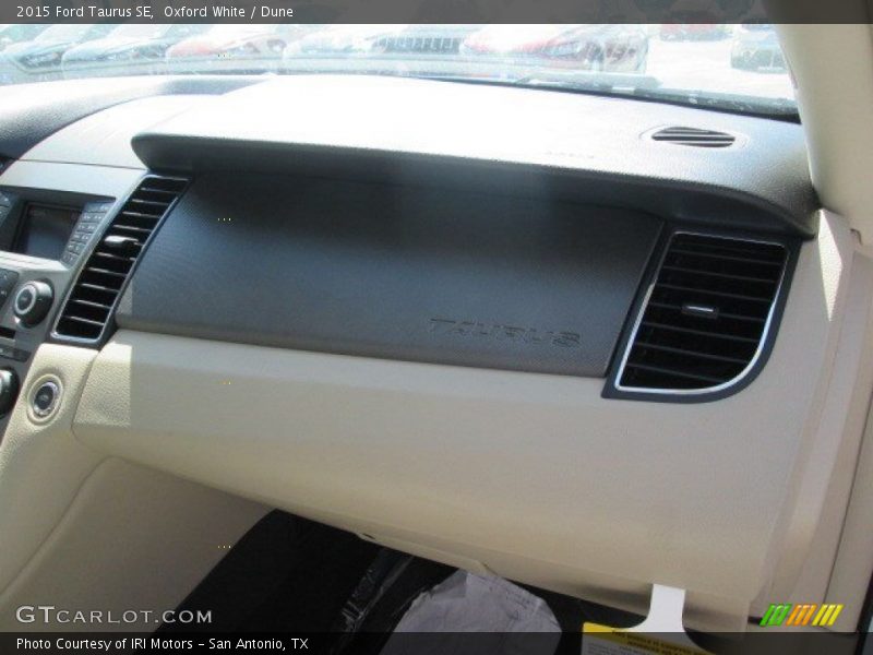 Oxford White / Dune 2015 Ford Taurus SE