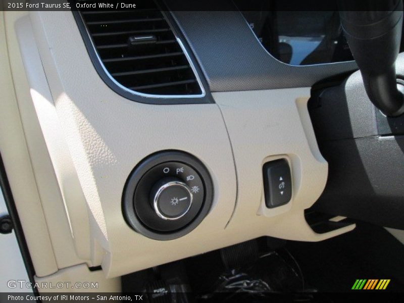 Oxford White / Dune 2015 Ford Taurus SE