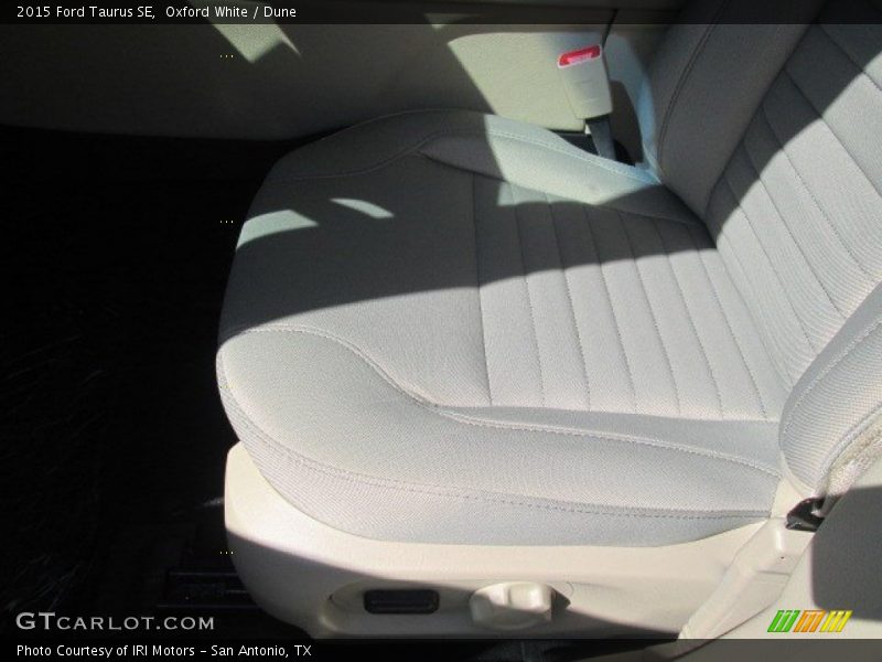 Oxford White / Dune 2015 Ford Taurus SE