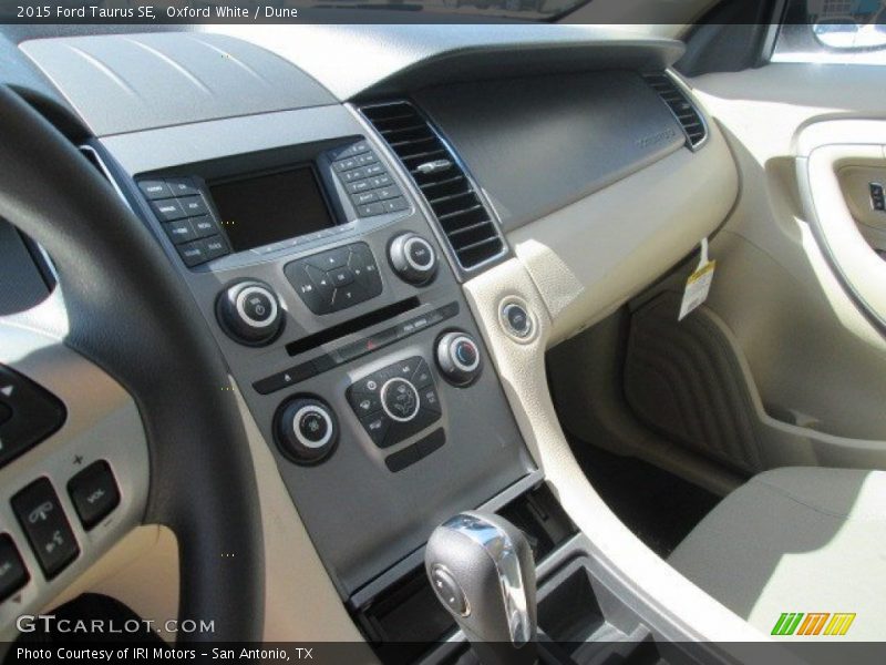 Oxford White / Dune 2015 Ford Taurus SE