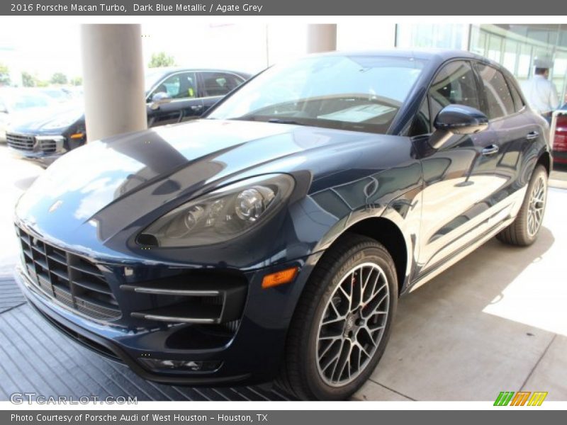 Front 3/4 View of 2016 Macan Turbo