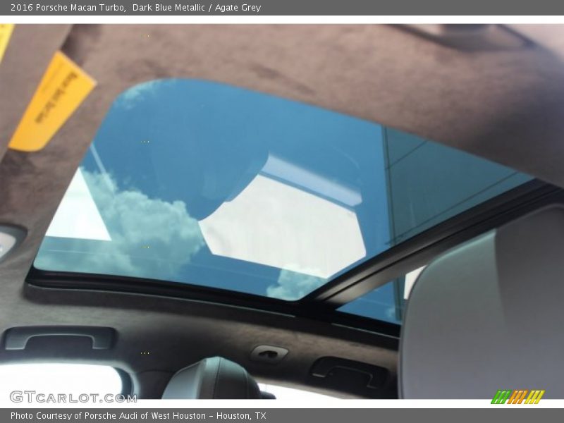 Sunroof of 2016 Macan Turbo