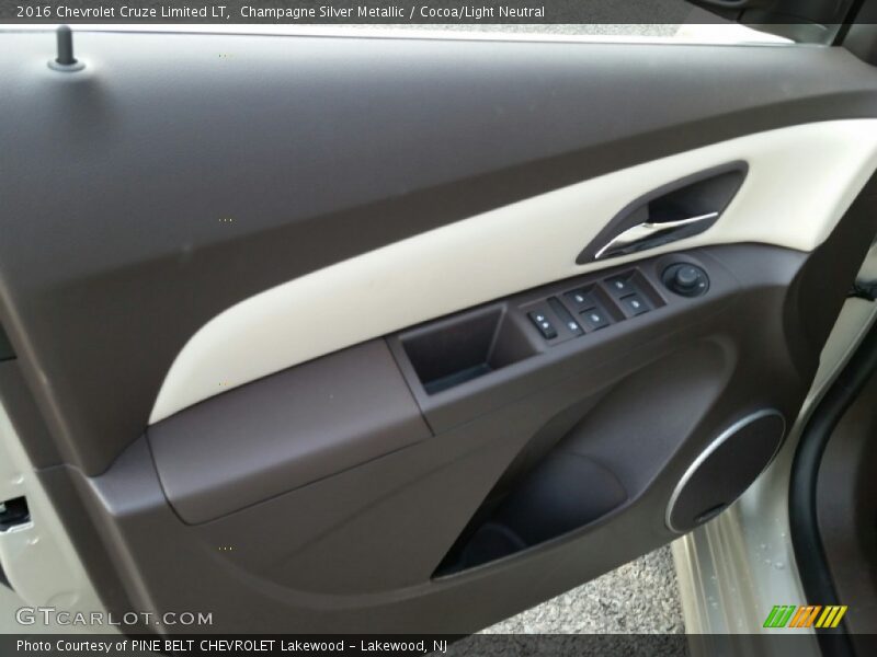 Champagne Silver Metallic / Cocoa/Light Neutral 2016 Chevrolet Cruze Limited LT