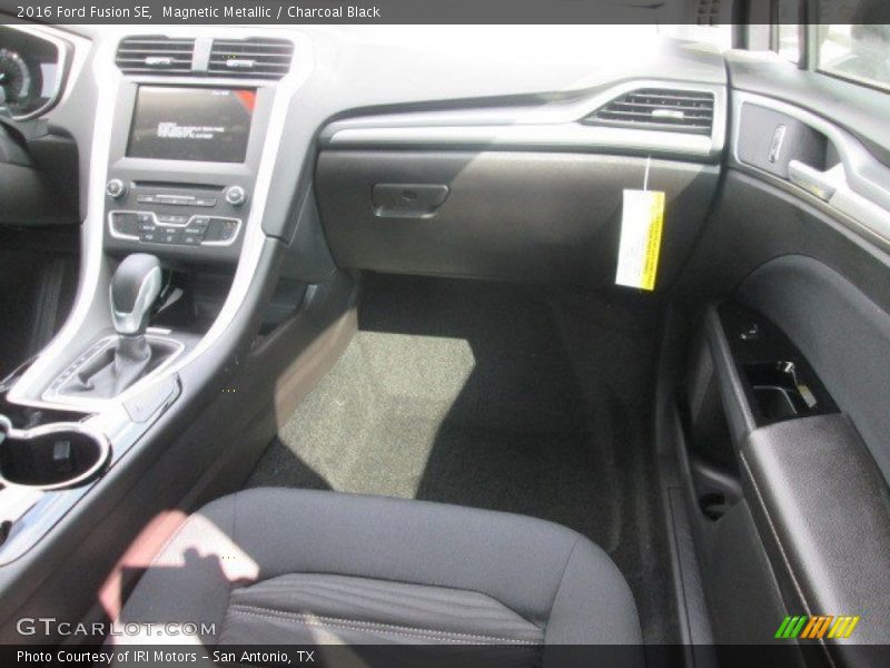 Magnetic Metallic / Charcoal Black 2016 Ford Fusion SE