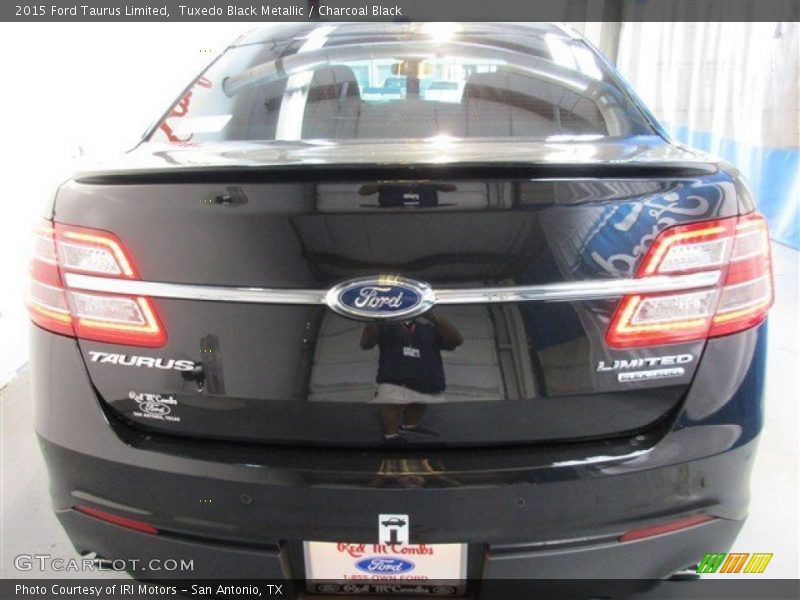 Tuxedo Black Metallic / Charcoal Black 2015 Ford Taurus Limited
