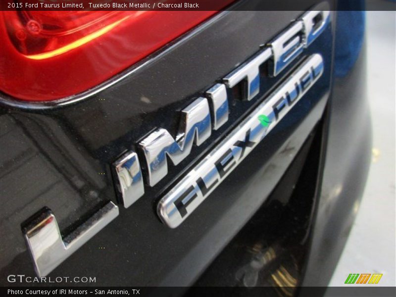 Tuxedo Black Metallic / Charcoal Black 2015 Ford Taurus Limited