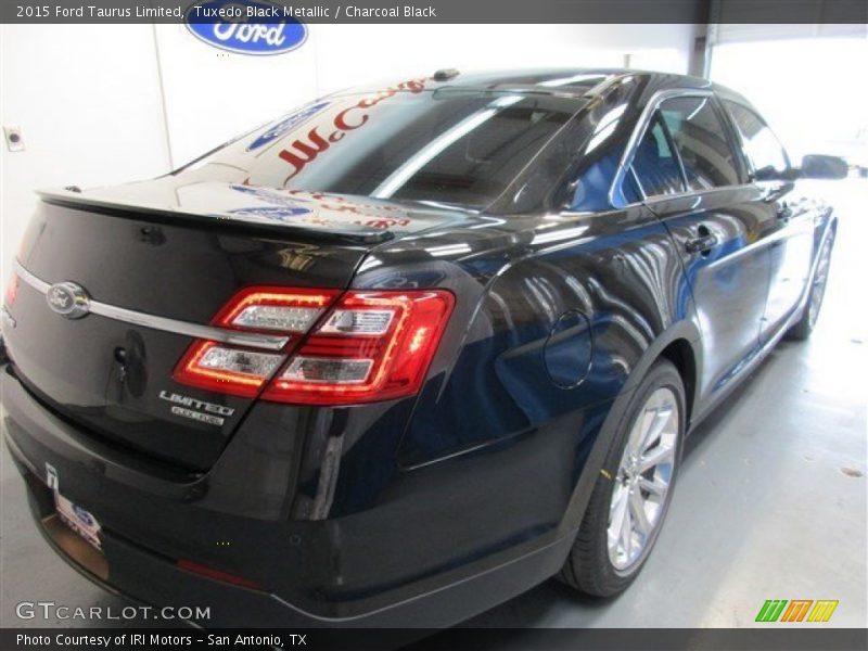 Tuxedo Black Metallic / Charcoal Black 2015 Ford Taurus Limited