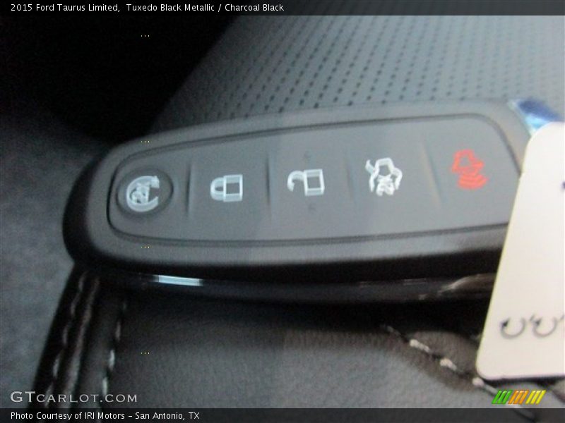 Tuxedo Black Metallic / Charcoal Black 2015 Ford Taurus Limited