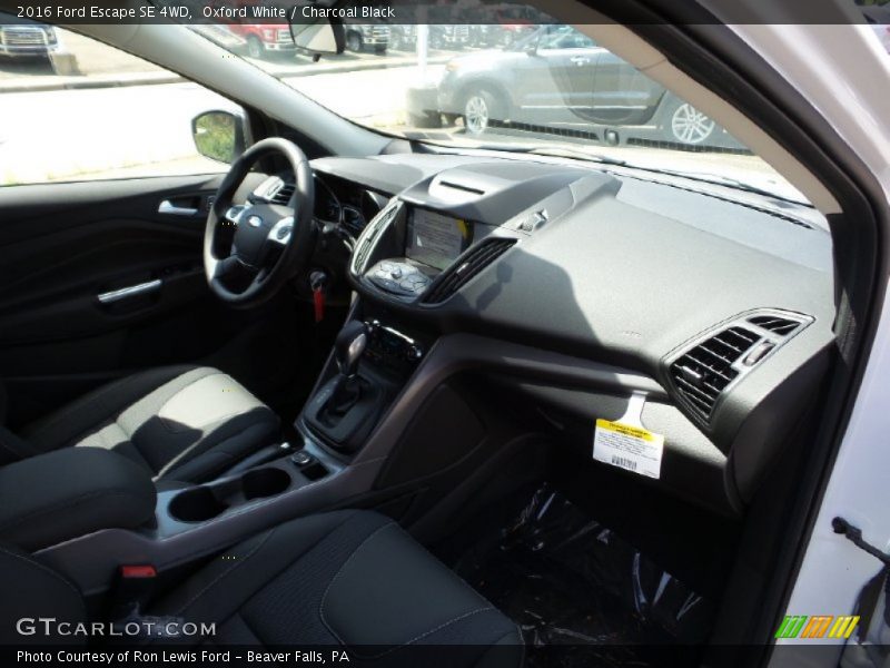 Oxford White / Charcoal Black 2016 Ford Escape SE 4WD