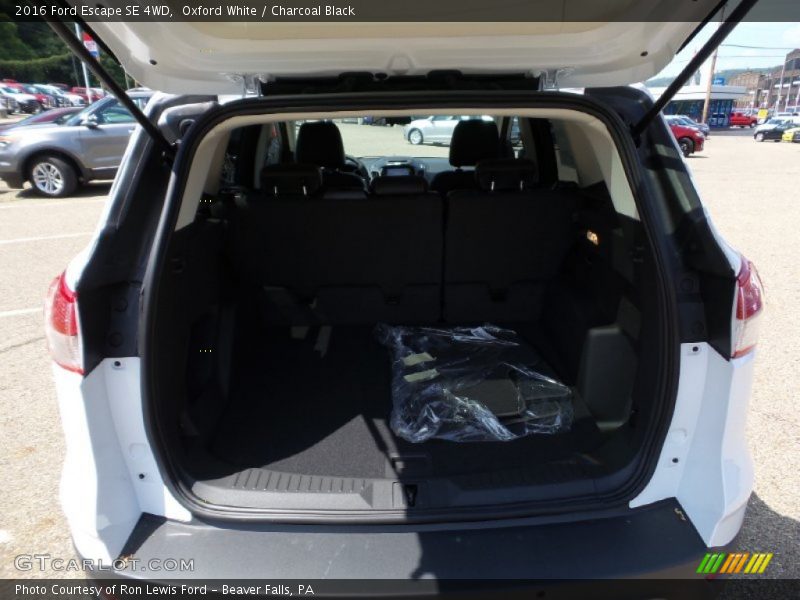 Oxford White / Charcoal Black 2016 Ford Escape SE 4WD