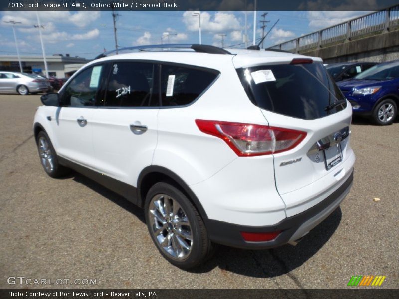 Oxford White / Charcoal Black 2016 Ford Escape SE 4WD
