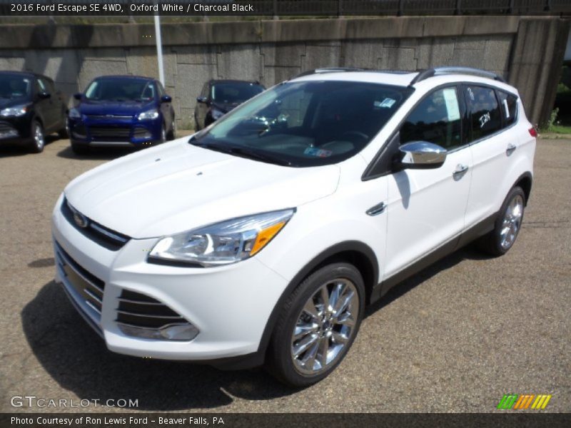 Oxford White / Charcoal Black 2016 Ford Escape SE 4WD