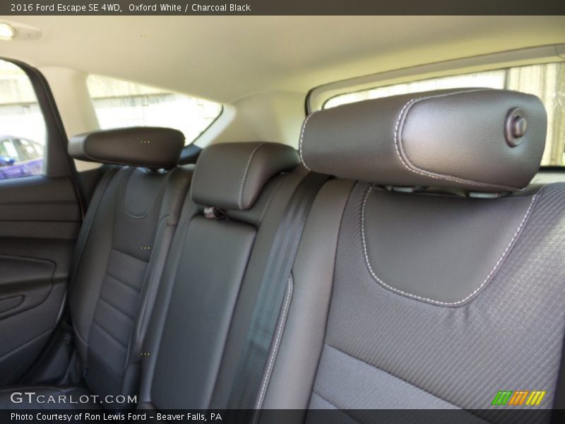 Oxford White / Charcoal Black 2016 Ford Escape SE 4WD