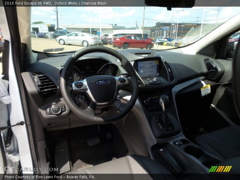 Oxford White / Charcoal Black 2016 Ford Escape SE 4WD