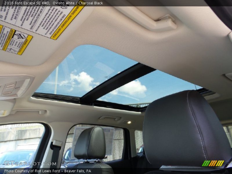 Oxford White / Charcoal Black 2016 Ford Escape SE 4WD