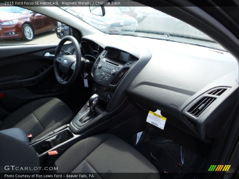 Magnetic Metallic / Charcoal Black 2015 Ford Focus SE Hatchback