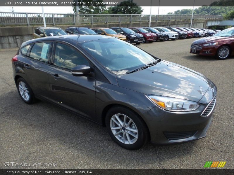Magnetic Metallic / Charcoal Black 2015 Ford Focus SE Hatchback