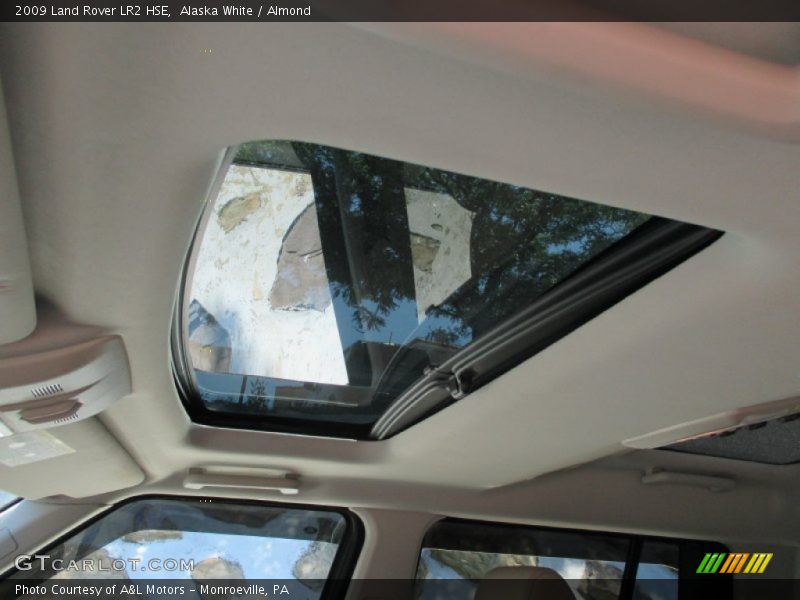 Alaska White / Almond 2009 Land Rover LR2 HSE